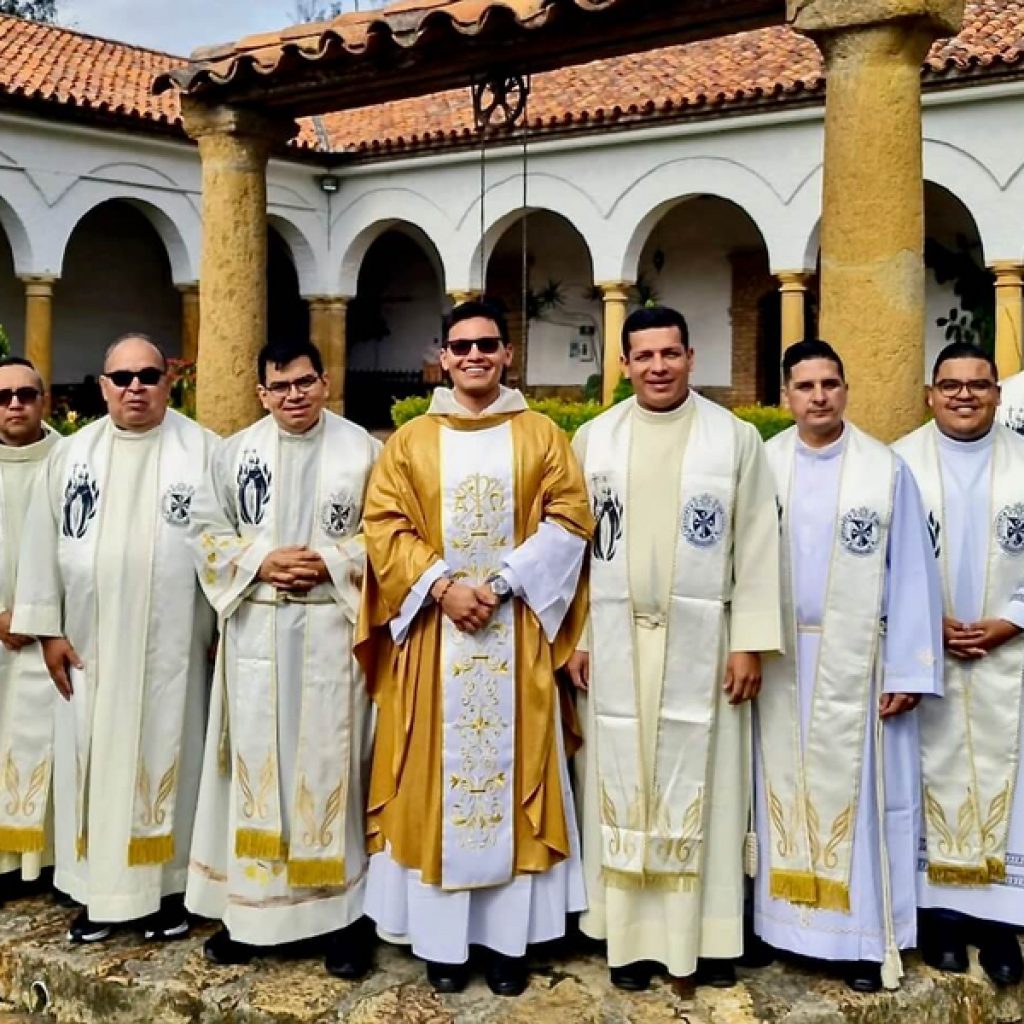 Huit prêtres commencent leur formation au noviciat dans les fraternités dominicaines